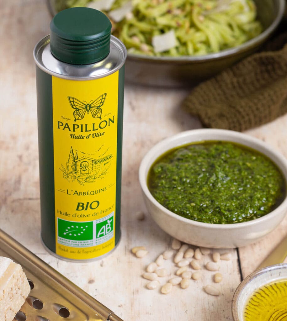 Pesto maison avec l'huile d'olive Arbequine Papillon